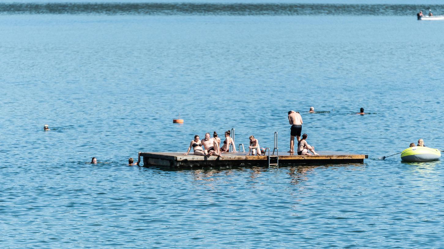 Der Brombachsee ist an diesen Tagen gut besucht. Zwei Jugendliche konnten nun einer Frau das Leben retten, nachdem sie beim Schwimmen untergegangen war.