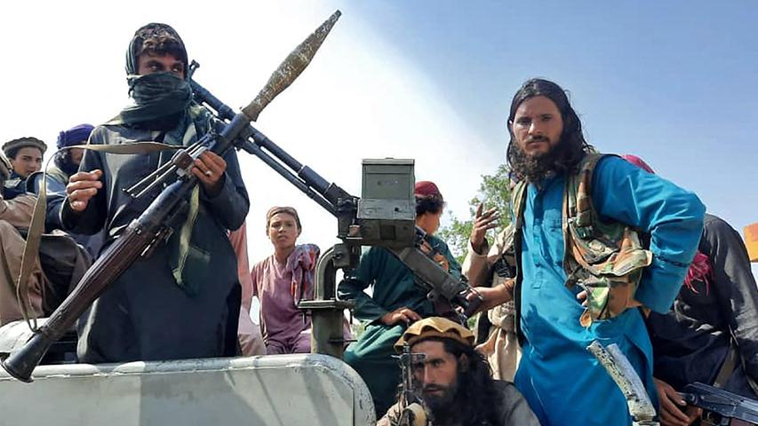 Zwar erklärte die Taliban am Sonntag, dass die Kämpfer nicht in die afghanische Hauptstadt vordringen werden, in den Mittagsstunden vermelden jedoch erste Medien, dass die Kämpfer bereits in der Stadt seien.