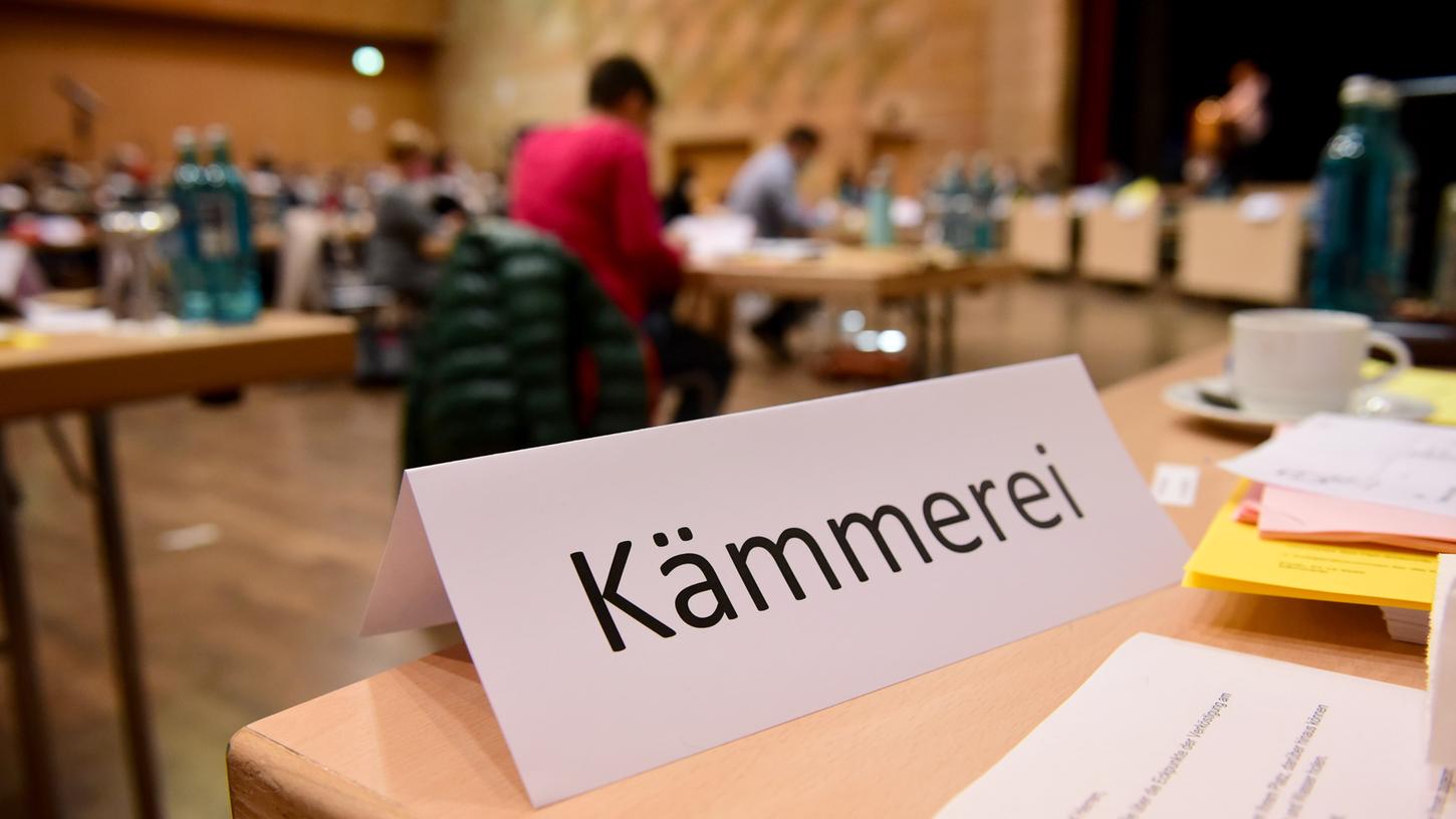 „Finanzpolitisch alles richtig gemacht“: In der Fürther Stadtspitze – hier ein Blick in die zurückliegenden Haushaltsberatungen – freut man sich über ein positives Ergebnis für das Jahr 2020.
„Finanzpolitisch alles richtig gemacht“: In der Fürther Stadtspitze – hier ein Blick in die zurückliegenden Haushaltsberatungen – freut man sich über ein positives Ergebnis für das Jahr 2020.