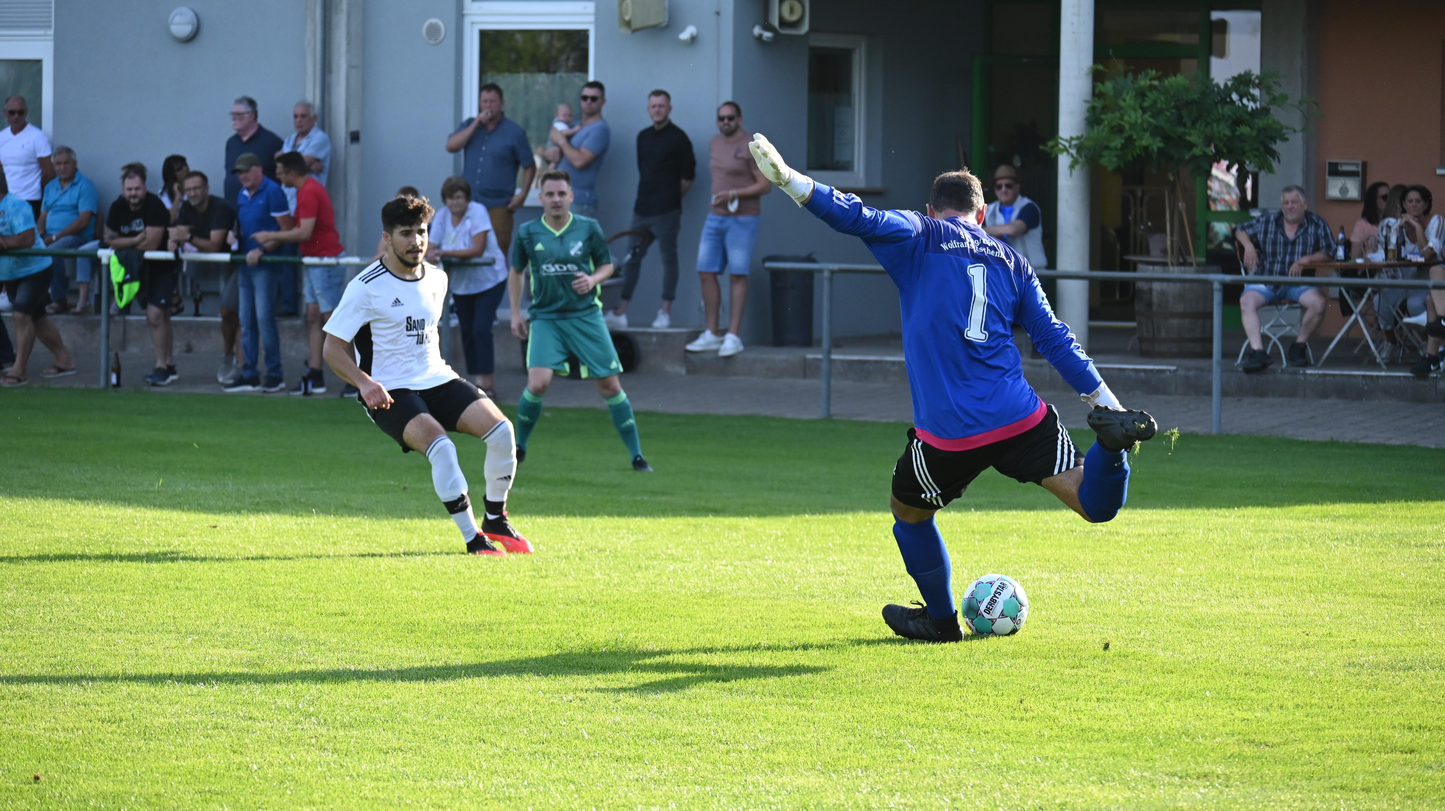 Eschenbachs Torwart Florian Lutz beim Abschlag.