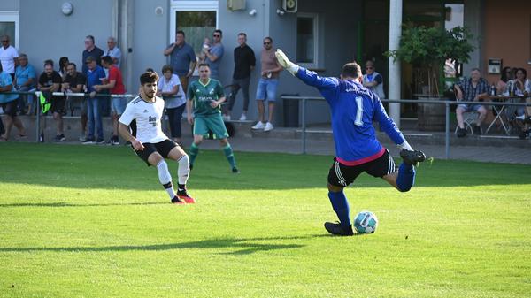 Eschenbachs Torwart Florian Lutz beim Abschlag.