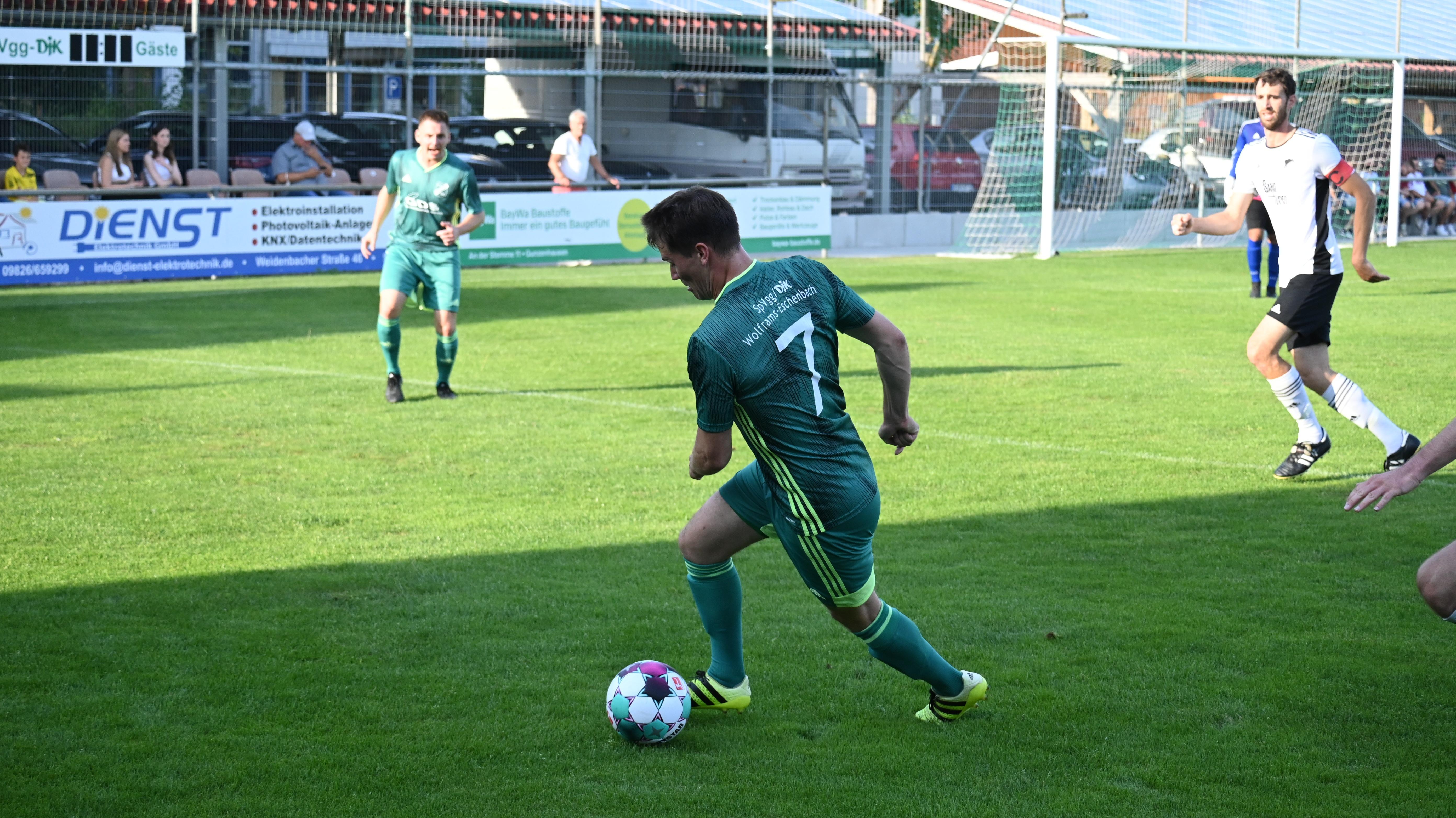 Seltenes Bild: Ein Spieler (hier: Lukas Boehmlaender) unbedrängt am Ball. 