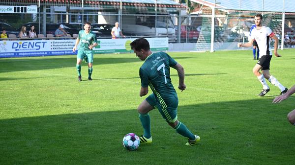 Seltenes Bild: Ein Spieler (hier: Lukas Boehmlaender) unbedrängt am Ball.