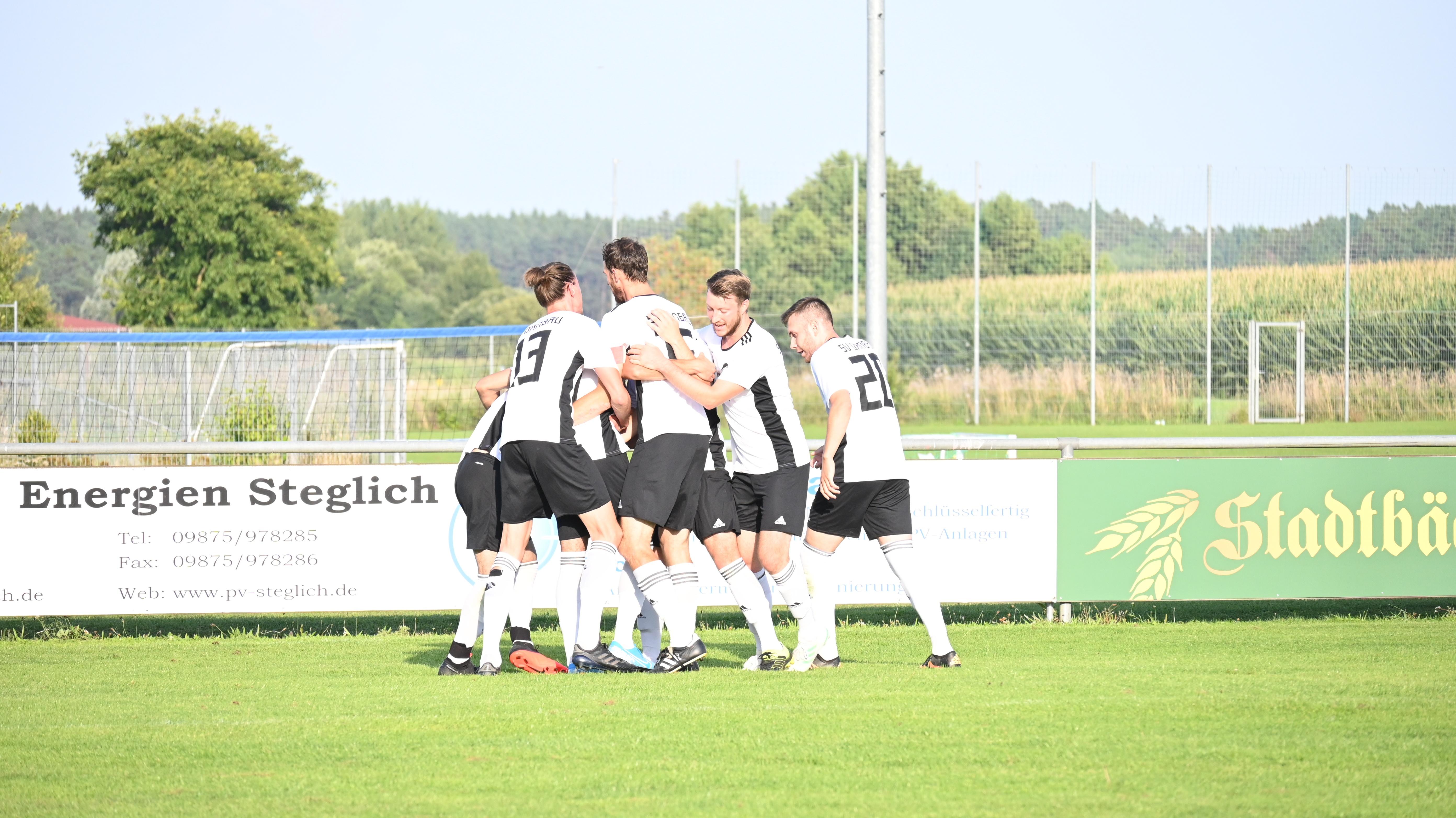 Der SV Ornbau bejubelt die Führung zur Mitte der ersten Halbzeit.