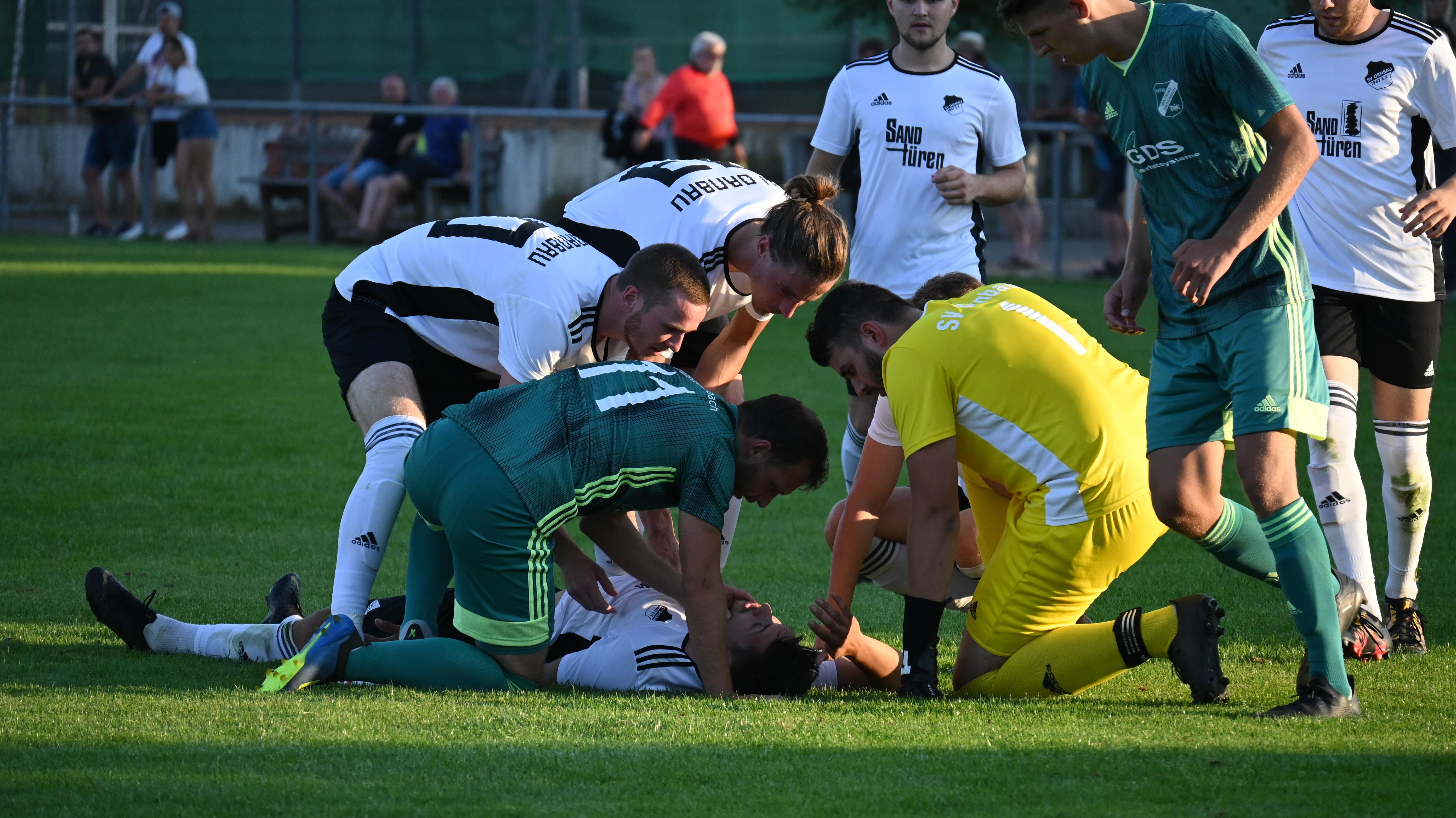 Nach einem Zusammenprall bleibt Ornbau Michael Strempfl auf dem Rasen liegen. 