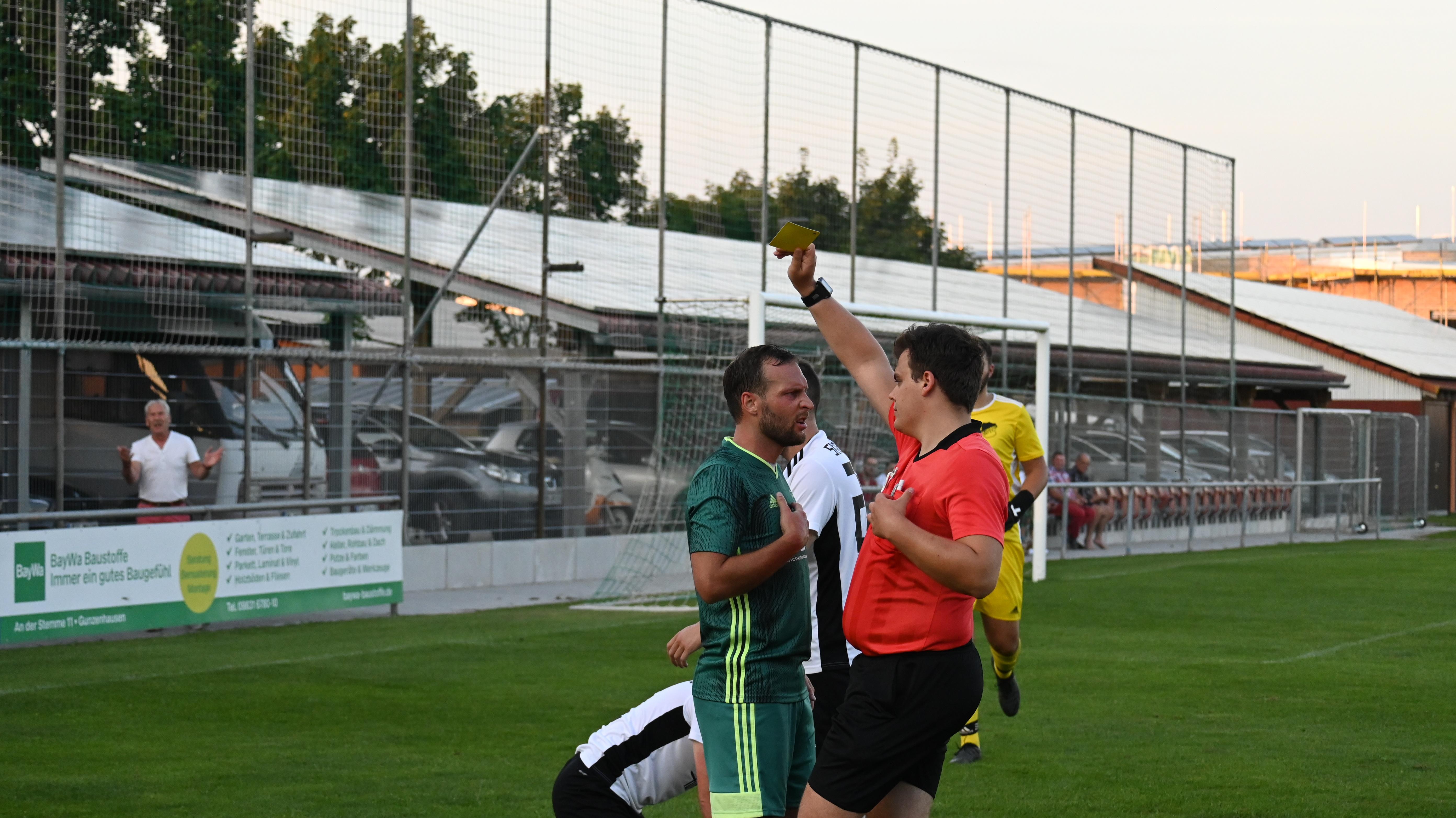  Schiedsrichter Mark Schuster zeigt Bastian Weiß eine der insgesamt zwölf Gelben Karten.