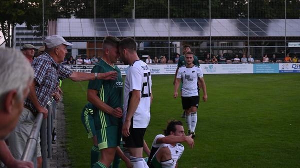 Immer wieder gibt es harte Fouls, die giftige Diskussionen nach sich ziehen.