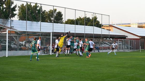 Ornbaus Schlussmann Lukas Halt faustet den Ball in den Schlussminuten aus der Gefahrenzone.