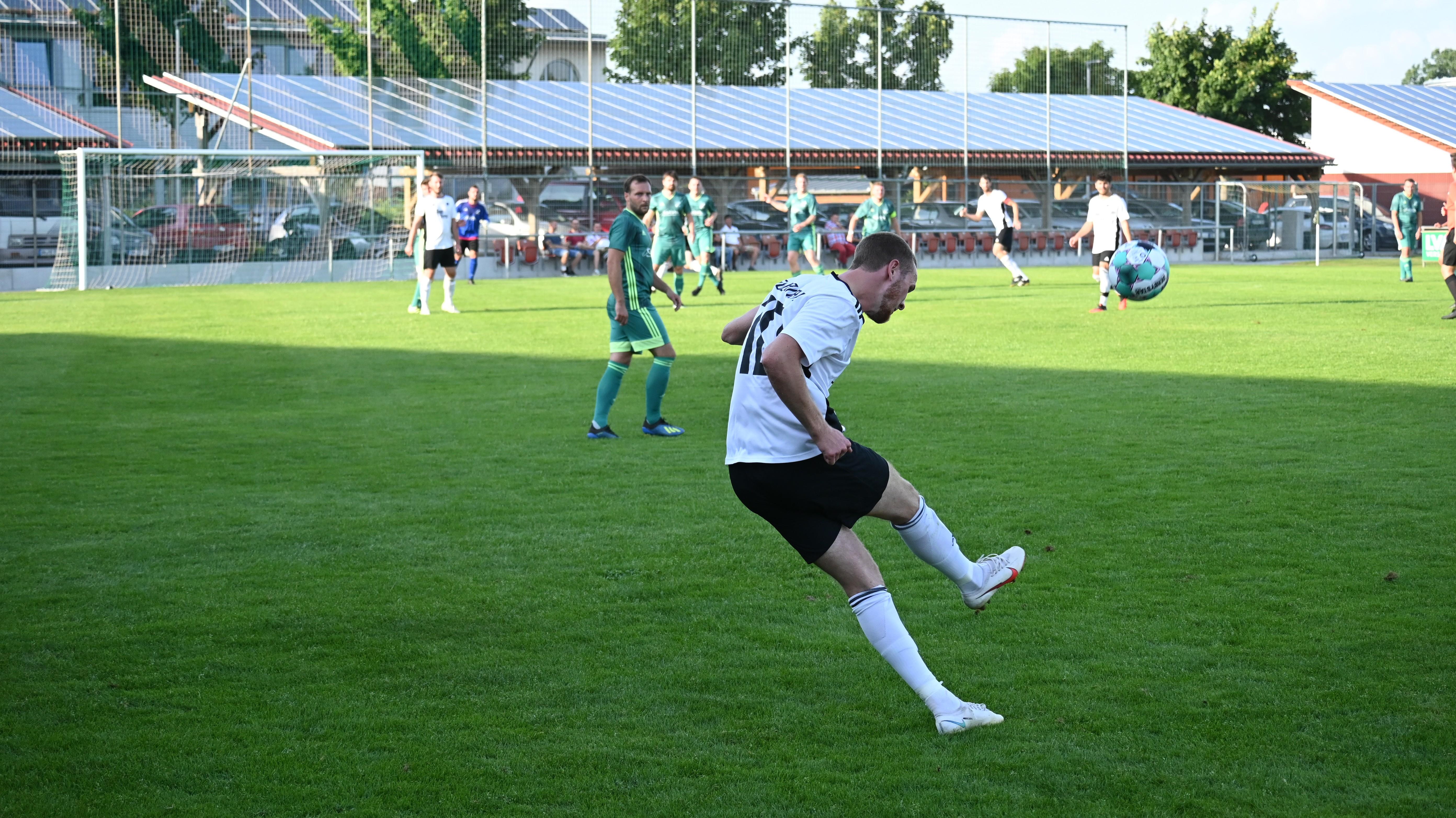 Florian Sellinger beim Freistoß.