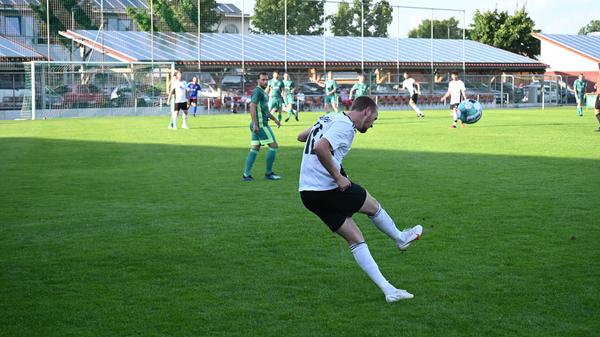 Florian Sellinger beim Freistoß.