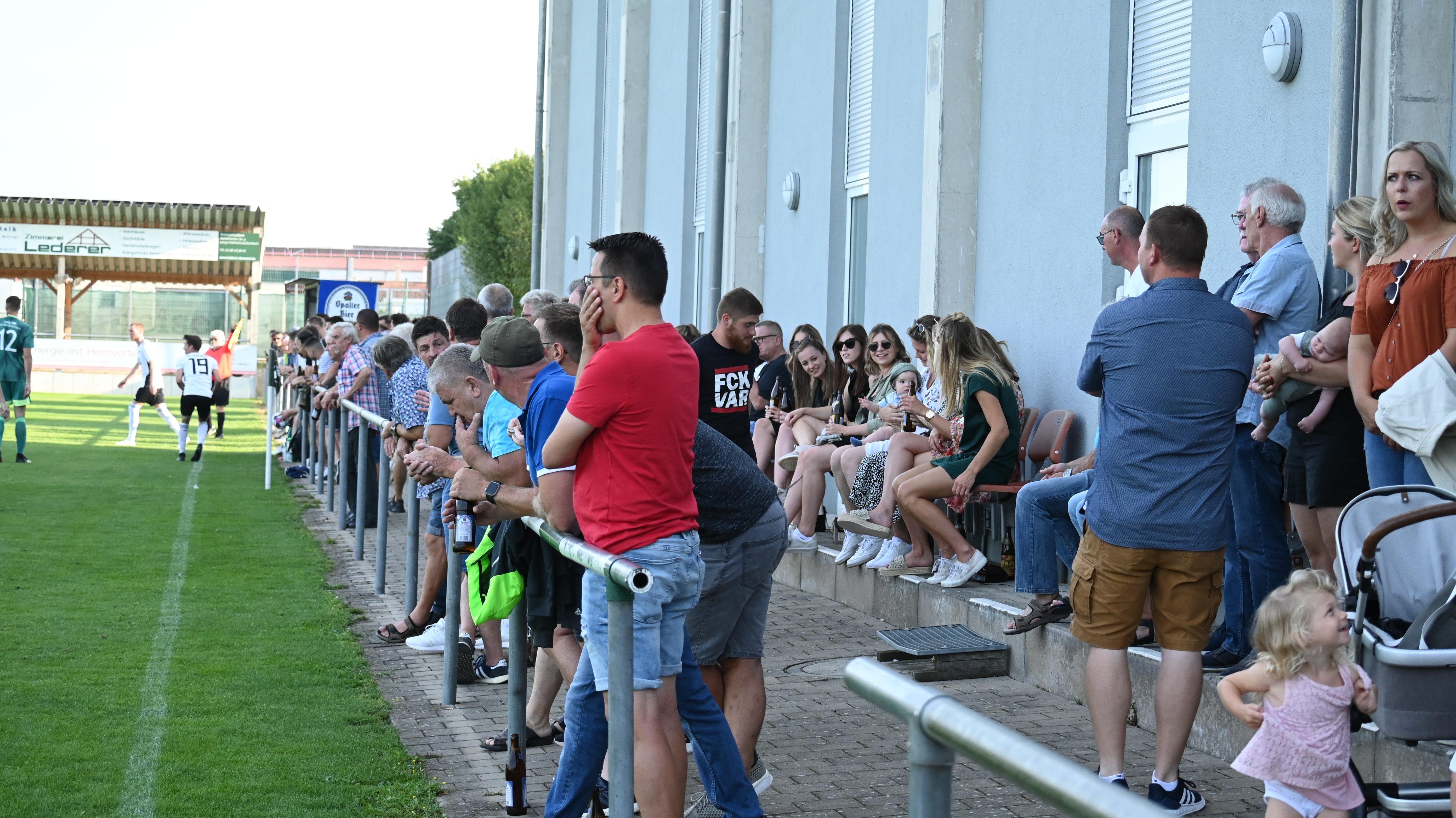 Die Partie wird den rund 300 Zuschauern auf dem Sportgelände der SpVgg/DJK Wolframs-Eschenbach noch lange in Erinnerung bleiben. 