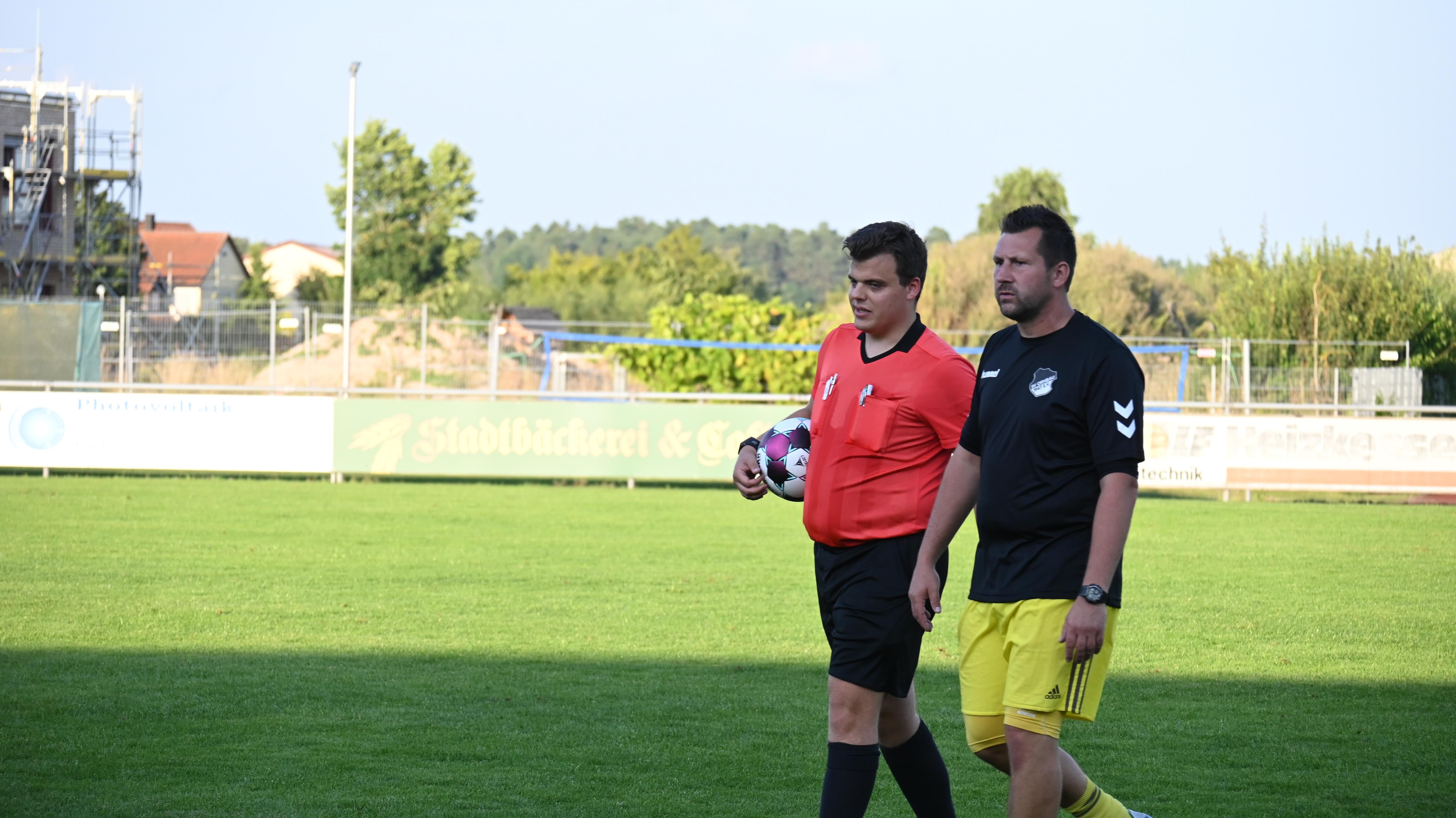 Schiedsrichter Mark Schuster im Gespräch mit Ornbaus Trainer Patrick Hilgarth. 