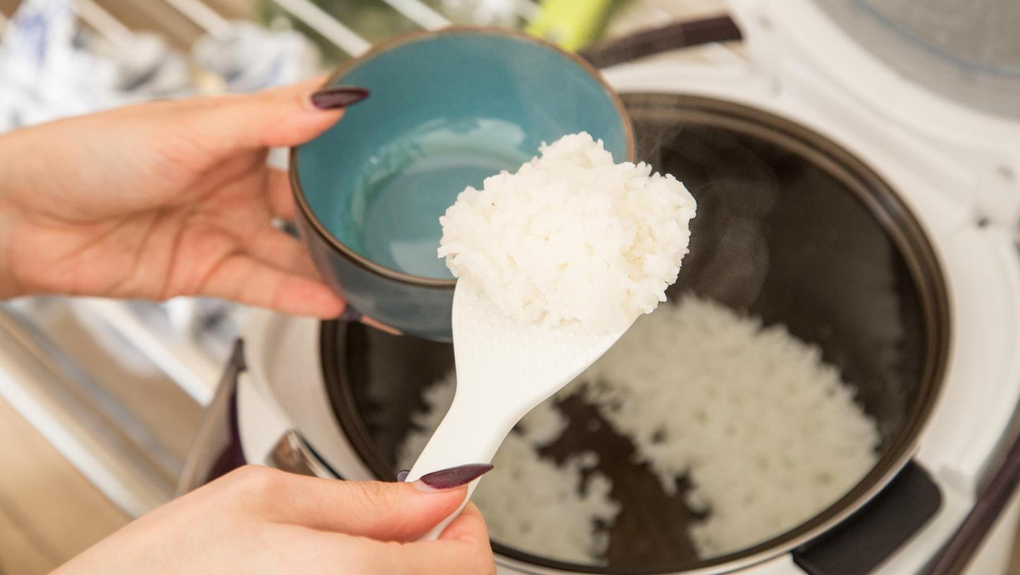 Zu viel gekochter Reis sollte sofort in den Kühlschrank und spätestens am nächsten Tag verzehrt werden.