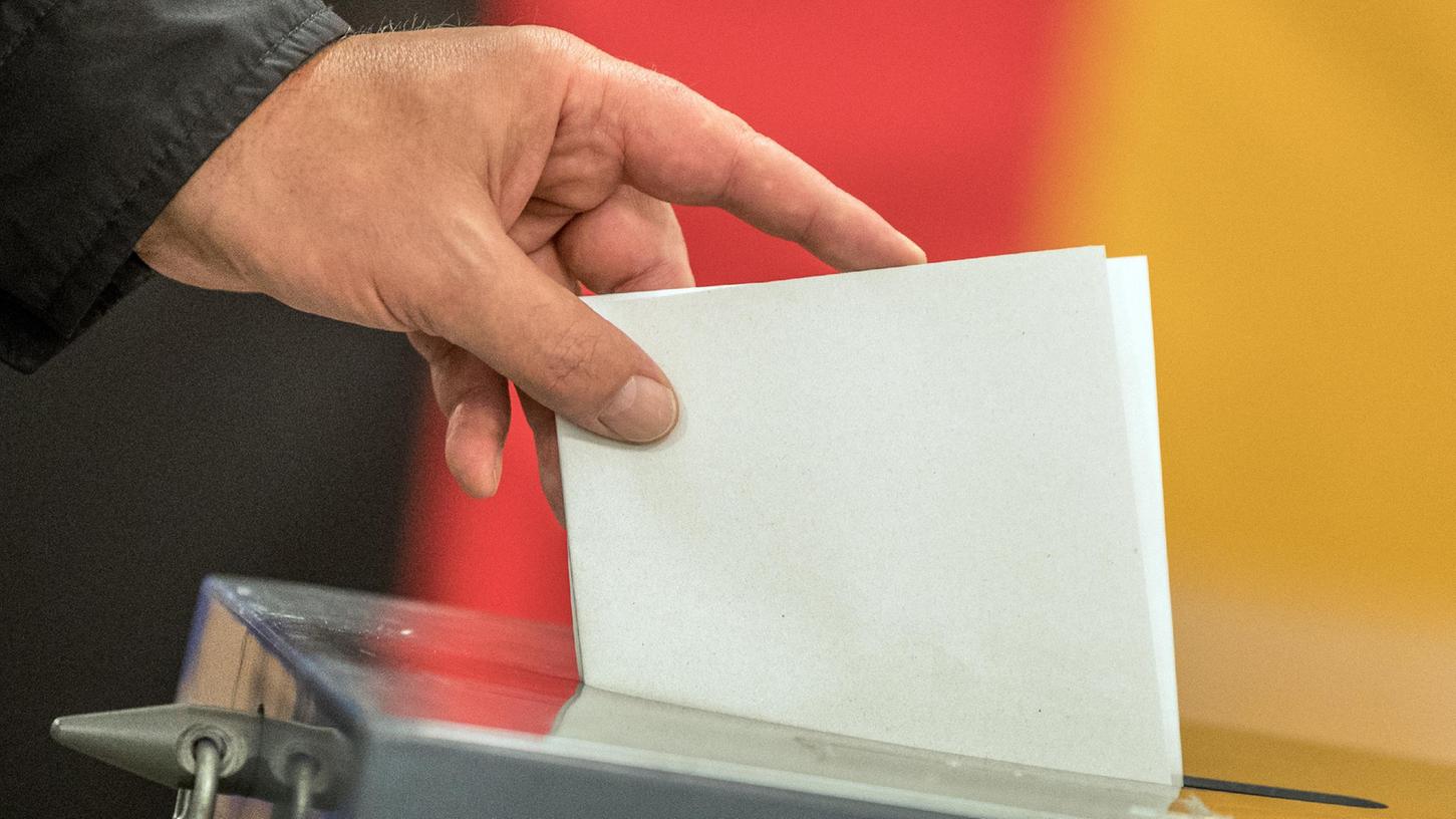 Ein Wähler wirft seinen Stimmzettel zur Bundestagswahl in die Wahlurne. 