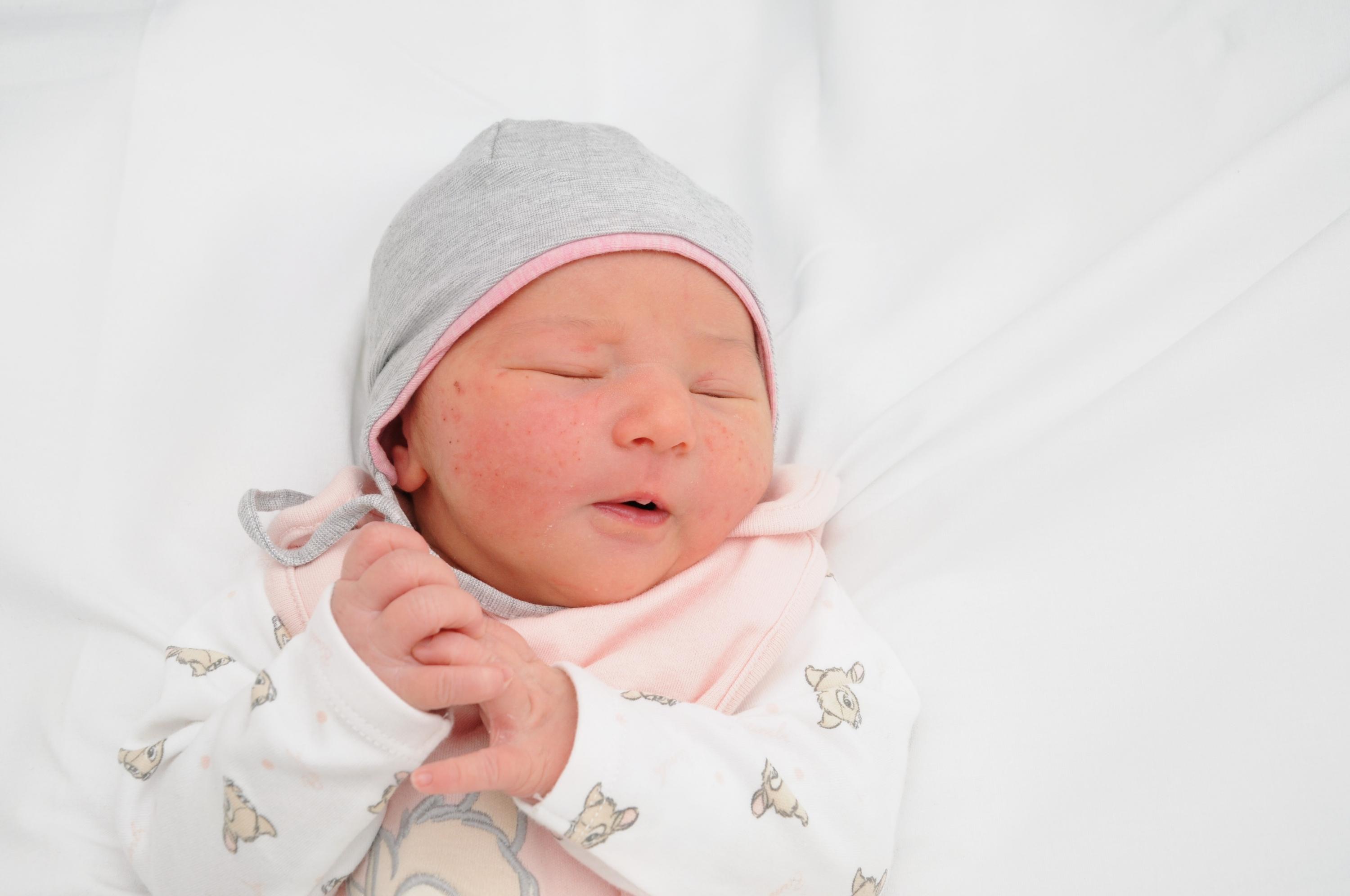 Milena ist seit 11. August auf der Welt. Die Kleine war zum Start 52 Zentimeter groß und brachte 3620 Gramm auf die Waage. Geboren wurde Milena im Nürnberger Südklinikum.