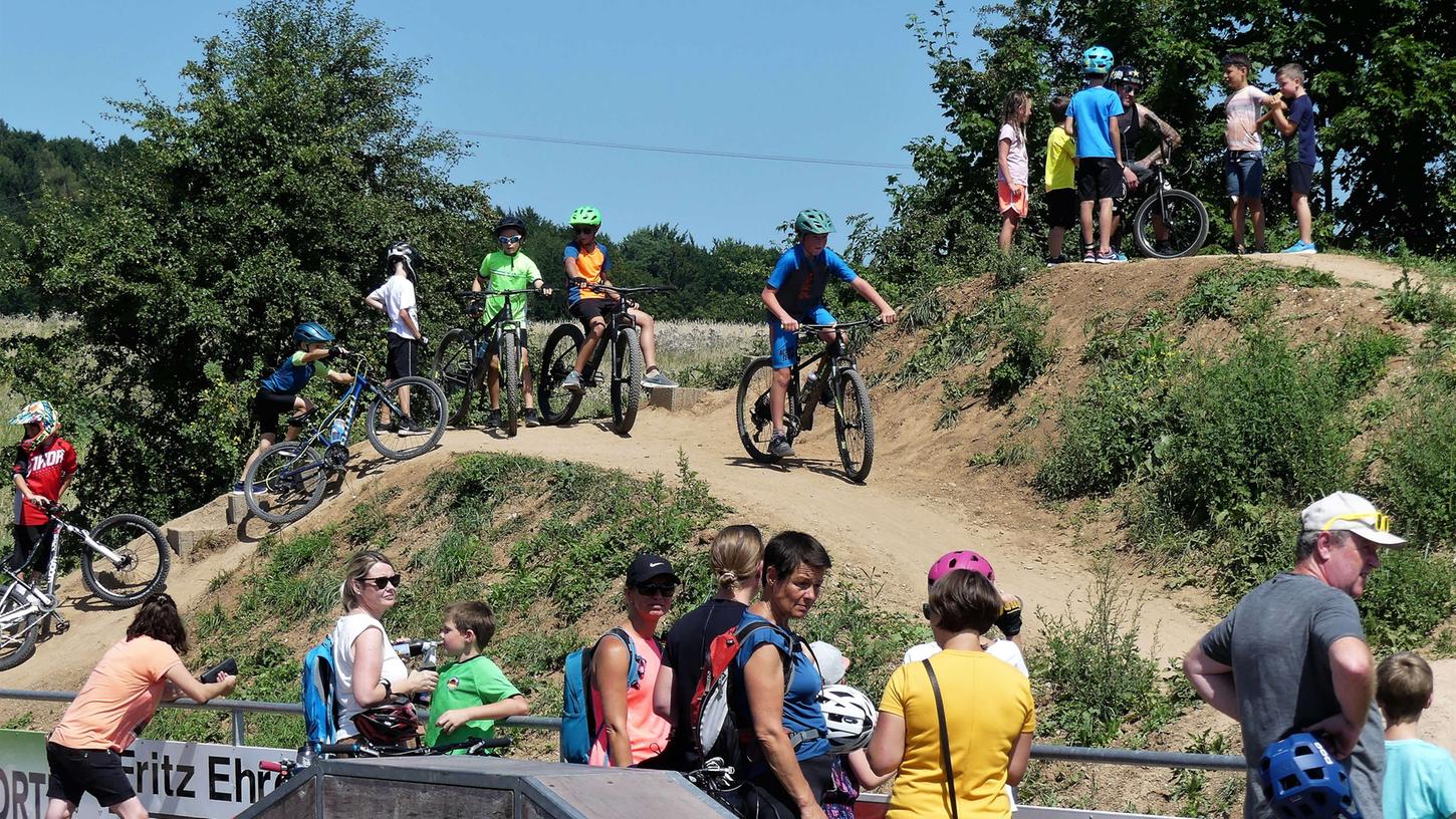 Unzählige große und kleine Mountainbiker bevölkerten die Jumpline sowie den großen Pumptrack und zeigten waghalsige Sprünge. Foto: Werner Sturm Unzählige große und kleine Mountainbiker bevölkerten die Jumpline sowie den großen Pumptrack und zeigten waghalsige Sprünge. Foto: Werner Sturm