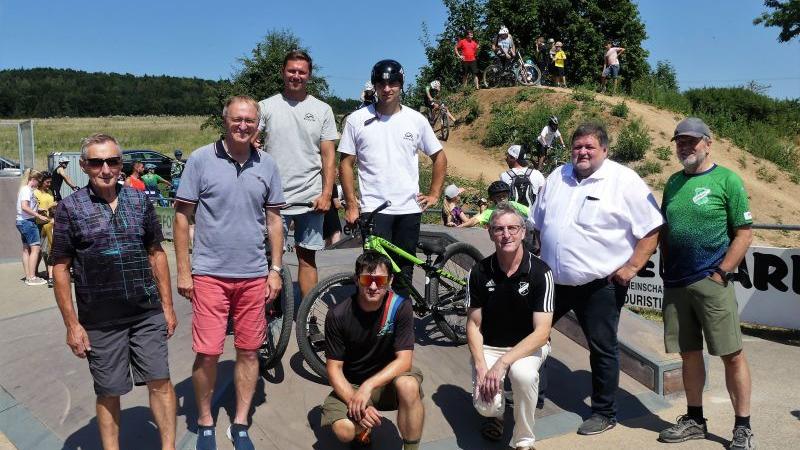 Bürgermeister Josef Bauer (2.v.l.) und sein Lupburger Amtskollege Manfred Hauser (2.v.r.) mit den Planern, Initiatoren und Machern des Dirtpark. Foto Werner Sturm