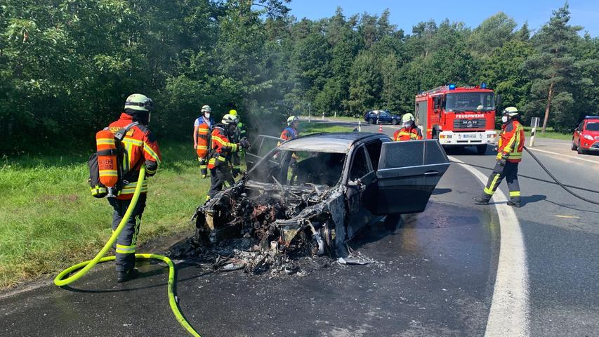 Auch die Feuerwehr Heroldsbach konnte nicht verhindern, dass ein Pkw an der Anschlussstelle Höchstadt-Nord ausbrannte.