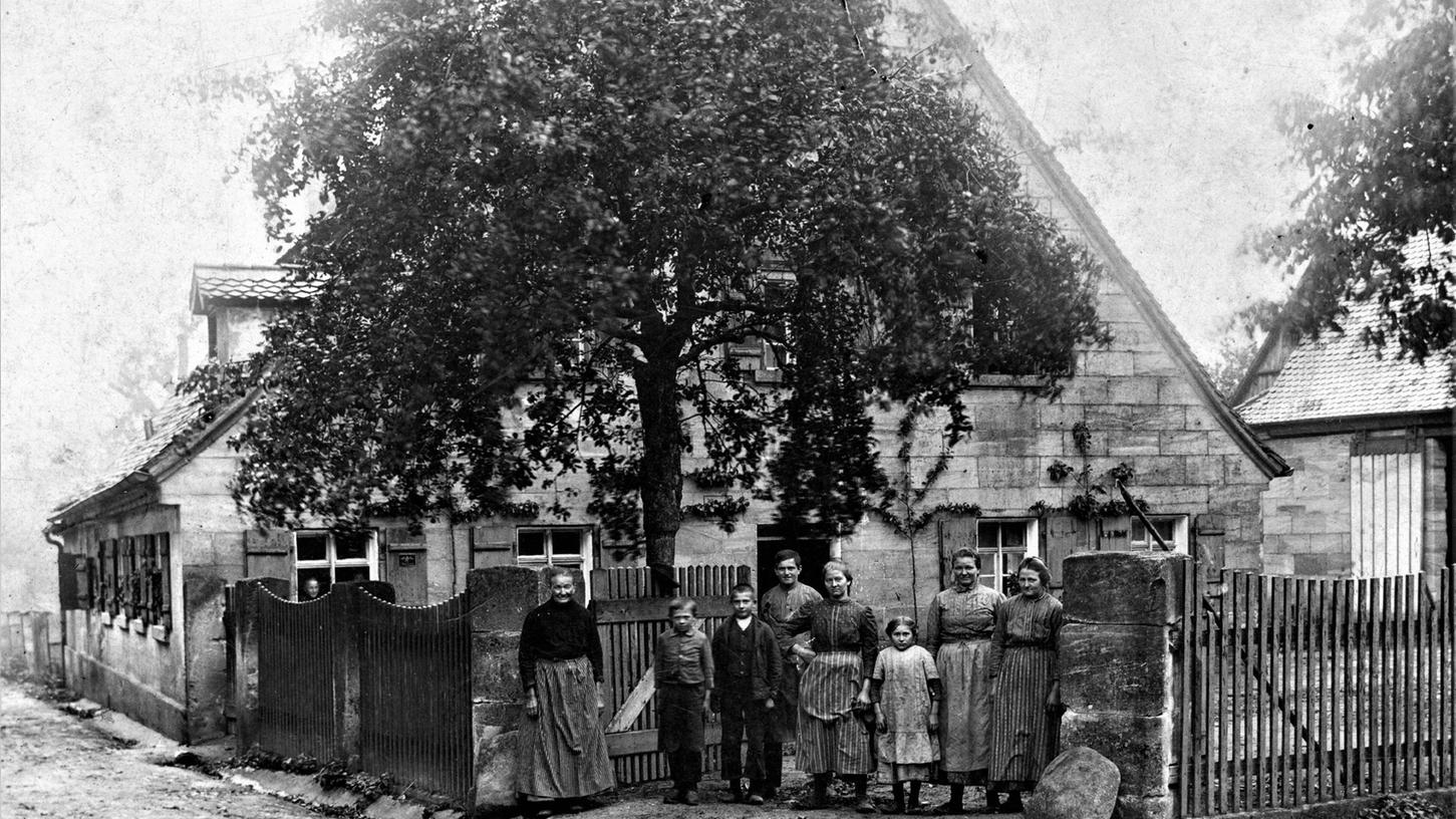 Um 1912 stand in Kalchreuth dieses Haus anstelle der früheren Wirtschaft und Bäckerei des Wallenrodschen Vogtes. Auf dem Bild ist vermutlich die Familie Müller zu sehen. Um 1912 stand in Kalchreuth dieses Haus anstelle der früheren Wirtschaft und Bäckerei des Wallenrodschen Vogtes. Auf dem Bild ist vermutlich die Familie Müller zu sehen.