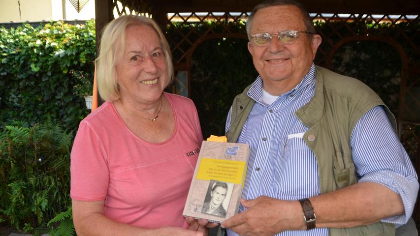 Barbara Zachraj und Georg Wolfgang Schramm stellen das Buch "Die vergangene Nacht hatte ich vier Tote und soeben drückte ich einem die Augen zu" vor. Es ist die Geschichte von Zachrajs Mutter Johanna "Hanni" Löhr (1921-1945).
