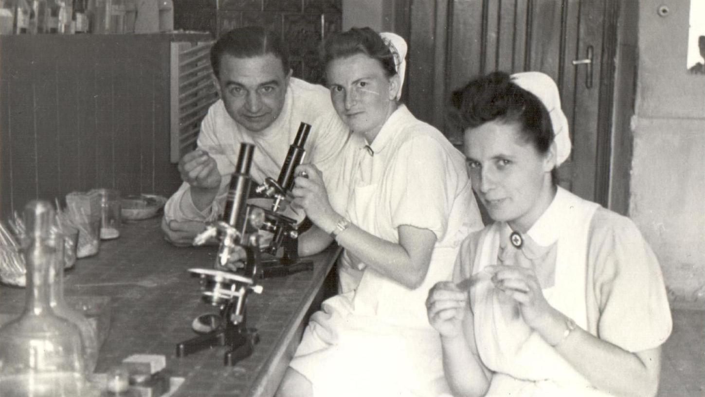 Hanni Löhr (Mitte) im Lazarettlabor mit einem Arzt und einer Schwestern-Kollegin. 