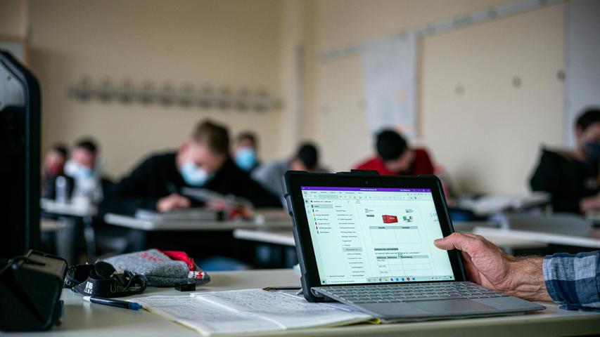 In Schulen gelten neue Regeln.
In Schulen gelten neue Regeln.