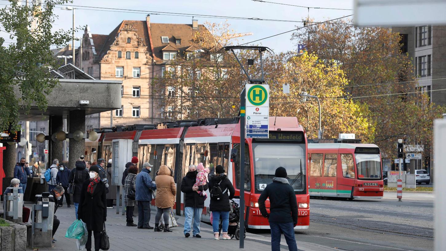 Nach derzeitigem Stand können die Nürnberger ab 2023 mit dem 365-Euro-Ticket Bus und Bahn nutzen. Die Regierung von Mittelfranken sieht dies kritisch. 
