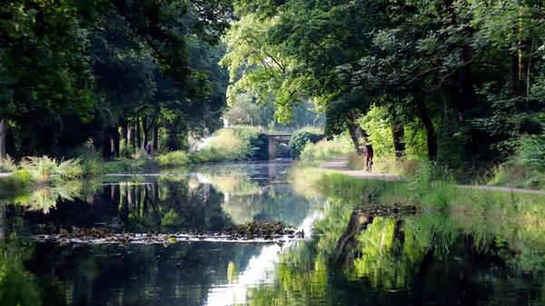 Weitaus idyllischer als der Nürnberger Plärrer: Der Alte Kanal mit seinen Schleusenhäuschen war Drehort.