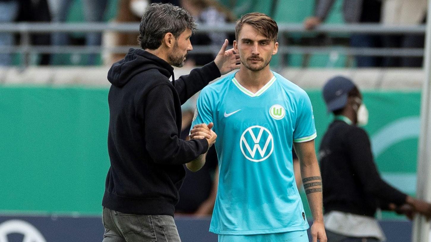 Mark van Bommel und der VfL Wolfsburg sind nach einem Wechselfehler nachträglich aus dem DFB-Pokal geworfen worden.