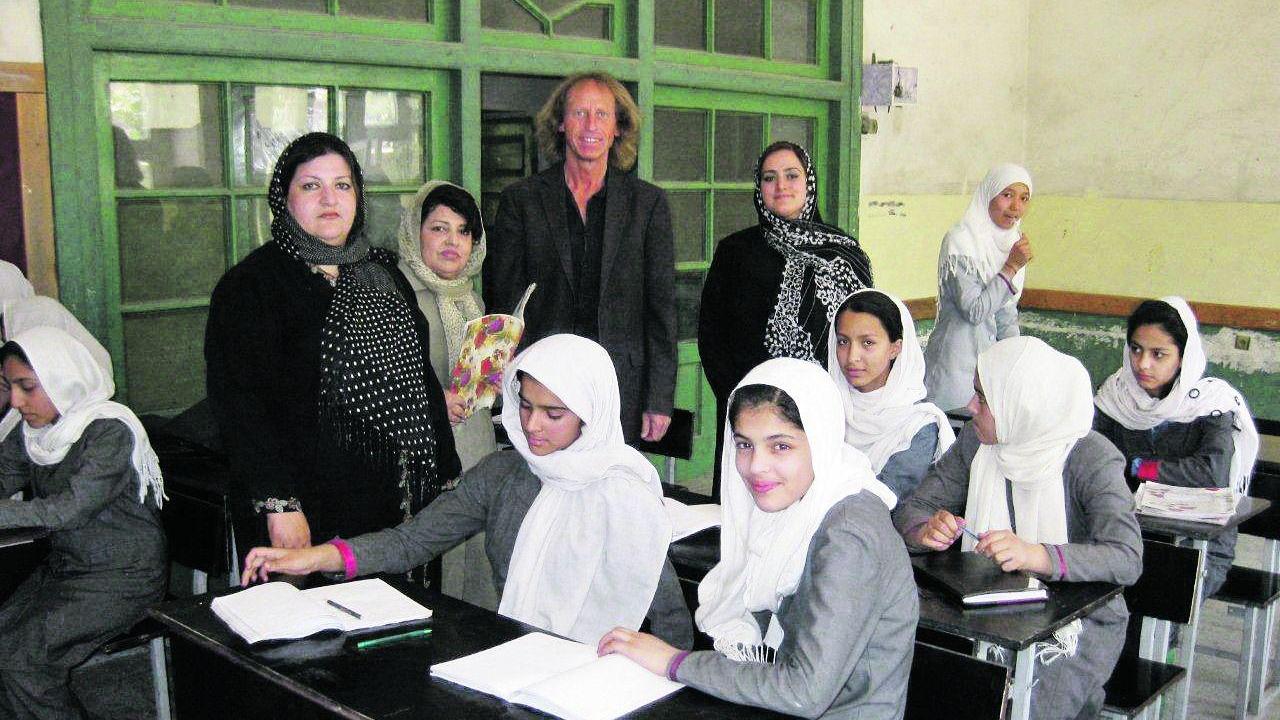 Hartmut Felbinger war Lehrer in Kabul. Die Zukunft der fröhlich lächelnden Schülerinnen ist ungewiss.