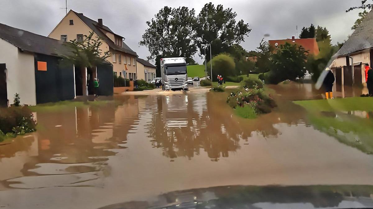 Unwetterszenarien gibt es auch im Landkreis schon seit Jahren immer wieder (hier ein Foto, das vor wenigen Wochen in Ettenstatt entstand). Aktuelle Forschungsergebnisse zeigen, dass solche auch bei uns zunehmen werden.