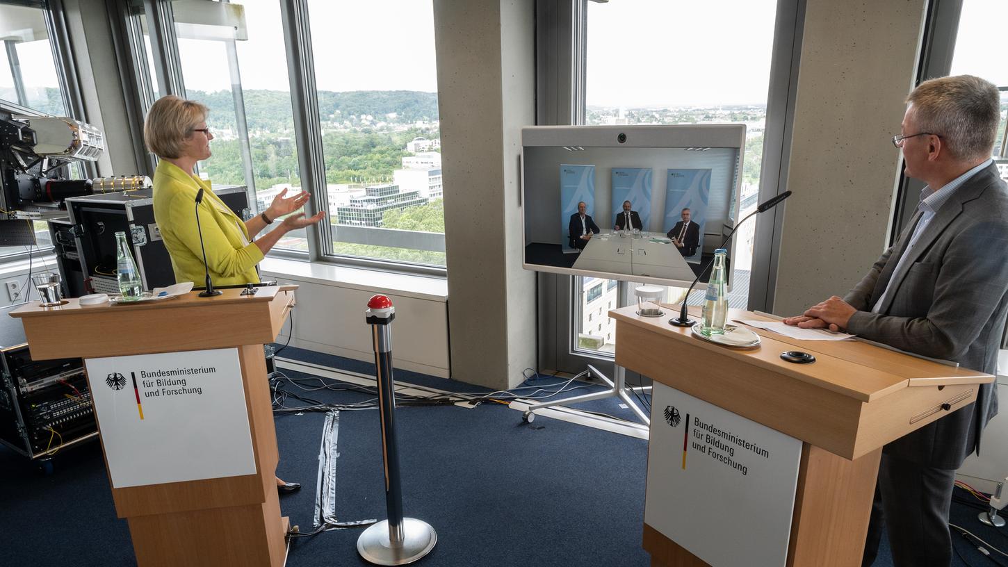 Per Knopfdruck und abhörsicher verbunden: Bundesforschungsministerin Anja Karliczek während der Videokonferenz mit den Vertretern des Bundesamts für Sicherheit in der Informationstechnik (BSI). Per Knopfdruck und abhörsicher verbunden: Bundesforschungsministerin Anja Karliczek während der Videokonferenz mit den Vertretern des Bundesamts für Sicherheit in der Informationstechnik (BSI).