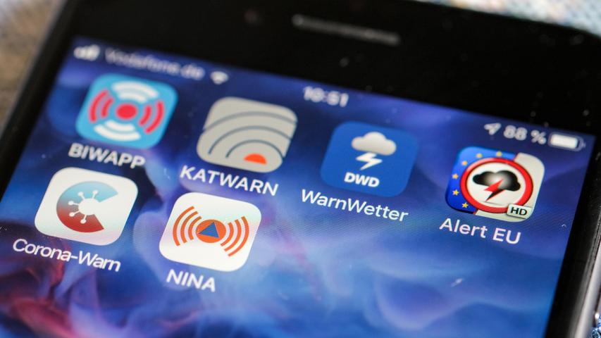 Jeder Smartphone-Nutzer kann sich Warnapps wie Katwarn oder Nina auf sein Handy installieren. Jeder Smartphone-Nutzer kann sich Warnapps wie Katwarn oder Nina auf sein Handy installieren.