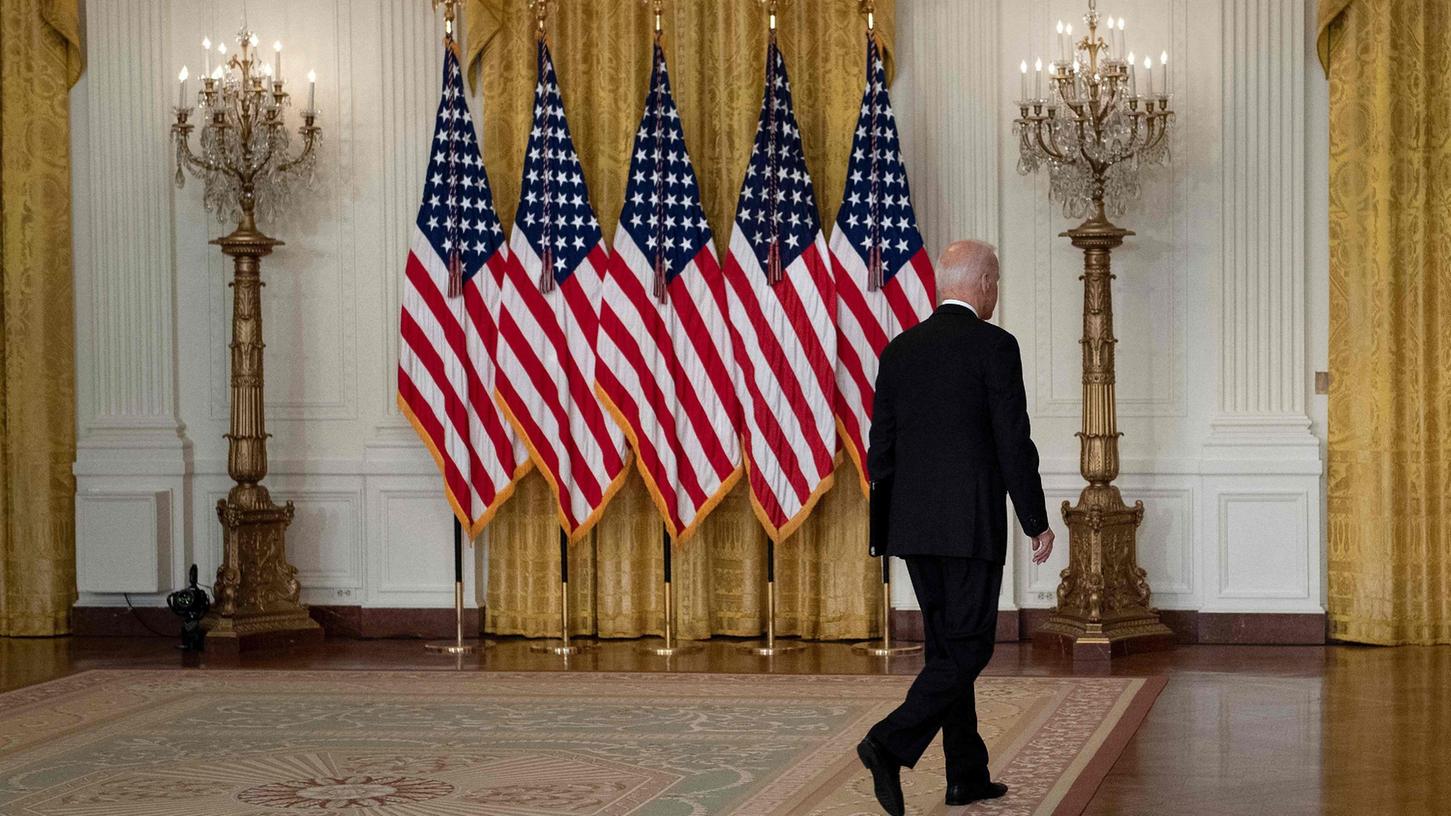 Joe Biden verlässt nach einer Ansprache in Washington das Rednerpult. Der chaotische Rückzug aus Afghanistan lässt ihn nicht gut aussehen.