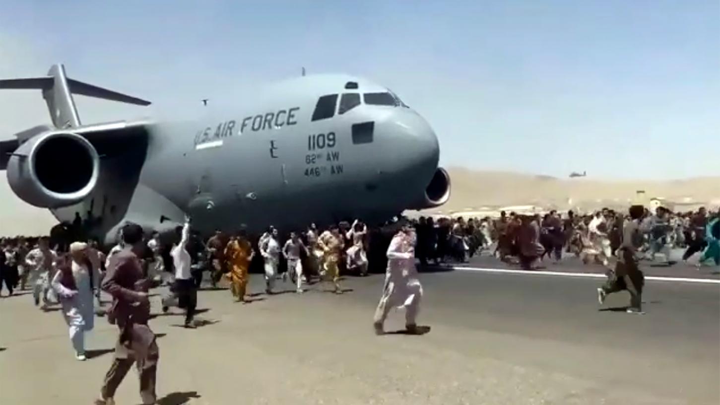 Zahlreiche Menschen hoffen am Flughafen Kabul darauf, an Bord eines Flugzeugs zu gelangen und vor den Taliban gerettet zu werden. Das erste Transportflugzeug der Bundeswehr hat die Hoffnungen dieser Menschen enttäuscht. 
