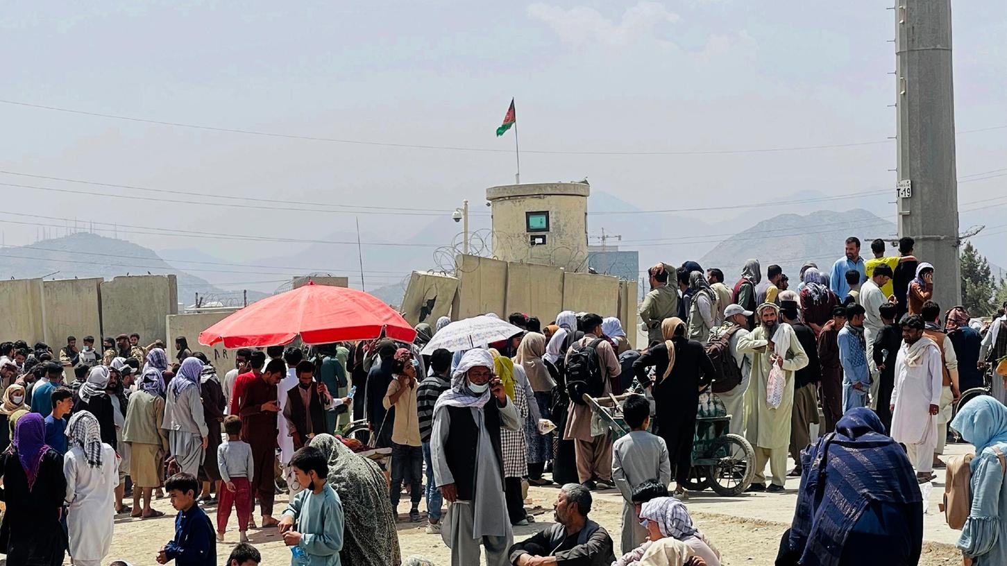 Viele Afghanen wollen das Land verlassen und versammeln sich in Kabul vor dem internationalen Flughafen. 