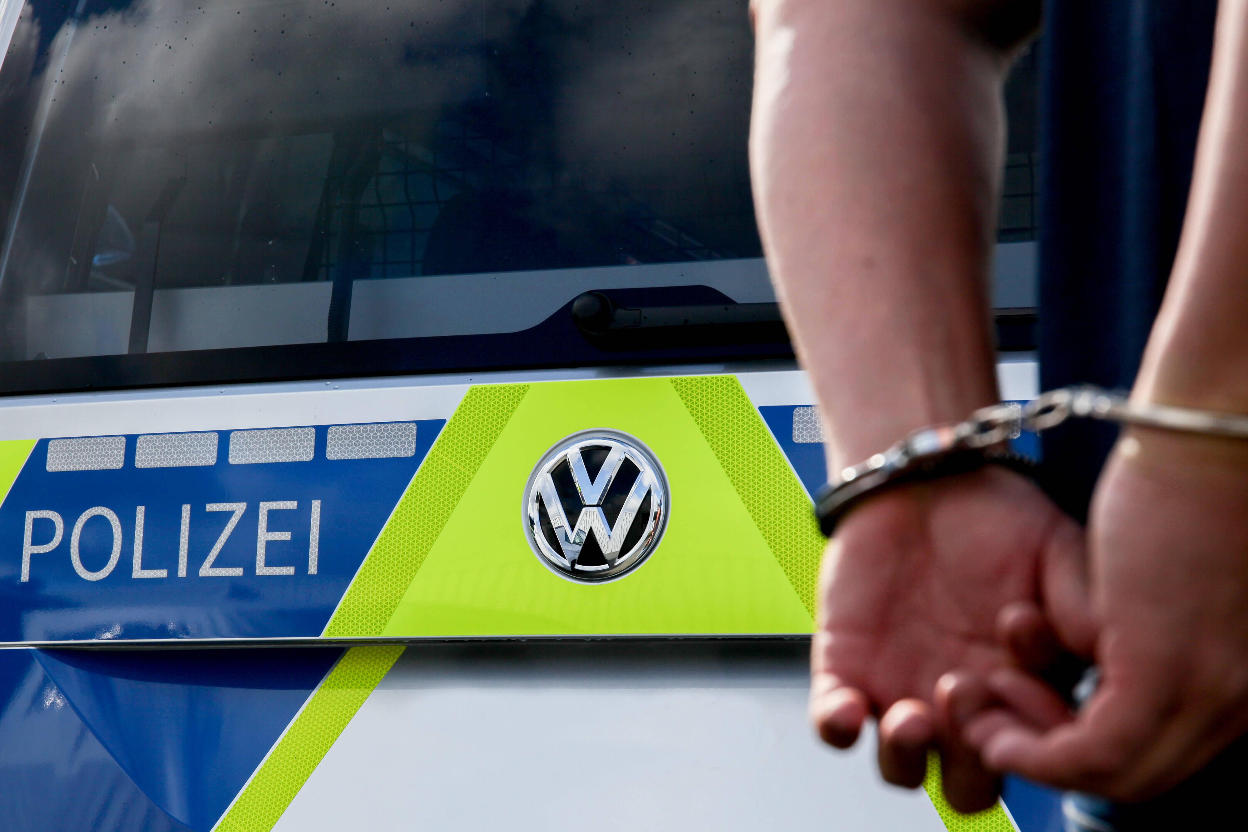 Ermordete Afghanin Im Koffer Nach Bayern Transportiert: Polizei Findet ...