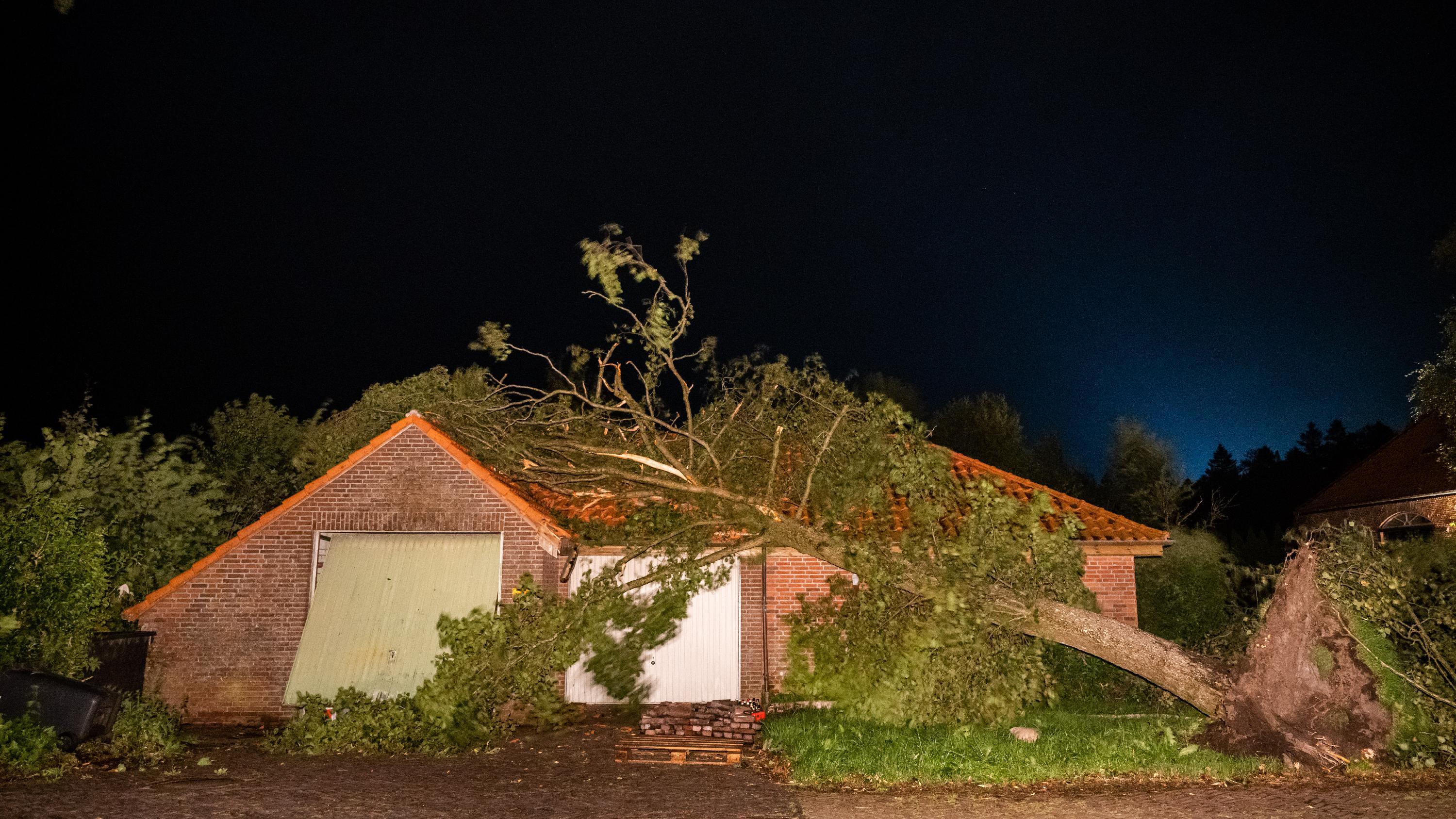 "Katastrophal": Tornado in Ostfriesland hinterlässt ...