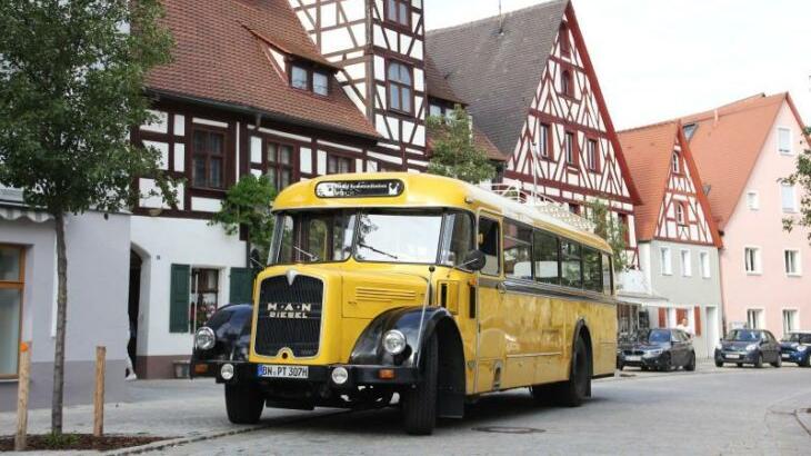 Gerade so passte der ehemalige Reisebus der Deutschen Post um die Kurve am Eisenhüttlein und ließ die Gäste vor dem Hirtenmuseum aussteigen. Gerade so passte der ehemalige Reisebus der Deutschen Post um die Kurve am Eisenhüttlein und ließ die Gäste vor dem Hirtenmuseum aussteigen.
