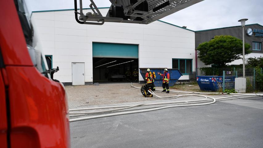 Über die Unfallursache und dem Sachschaden kann aktuell noch nichts gesagt werden und ist Teil der Ermittlungen. "Eine unmittelbare Gefahr für Außenstehende bestand jedoch nicht", teilt das Polizeipräsidium Oberpfalz mit.
