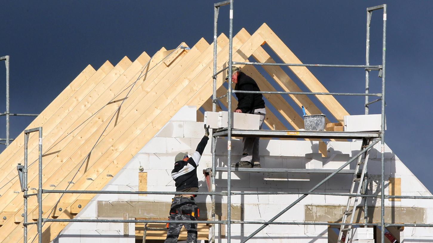 Eine besondere Zeit im Leben: Der Hausbau. Doch für viele ist ein Eigenheim trotz geringer Bauzinsen derzeit unerschwinglich. 