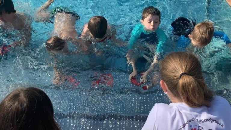 Viele Kinder lernten bei den Kursen der Wasserwacht das Schwimmen. Viele Kinder lernten bei den Kursen der Wasserwacht das Schwimmen.