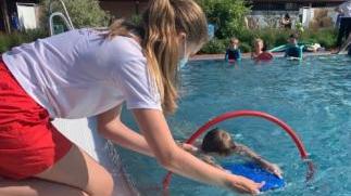 Schwimmübungen im Becken machen Spaß. Schwimmübungen im Becken machen Spaß.