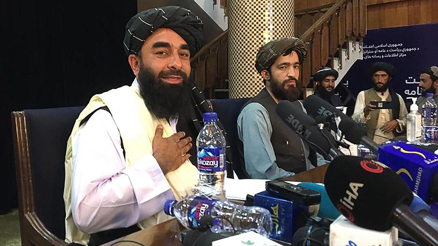 Erste Pressekonferenz der neuen Machthaber in Kabul: Taliban-Sprecher Zabihullah Mujahid (links) in der afghanischen Hauptstadt.