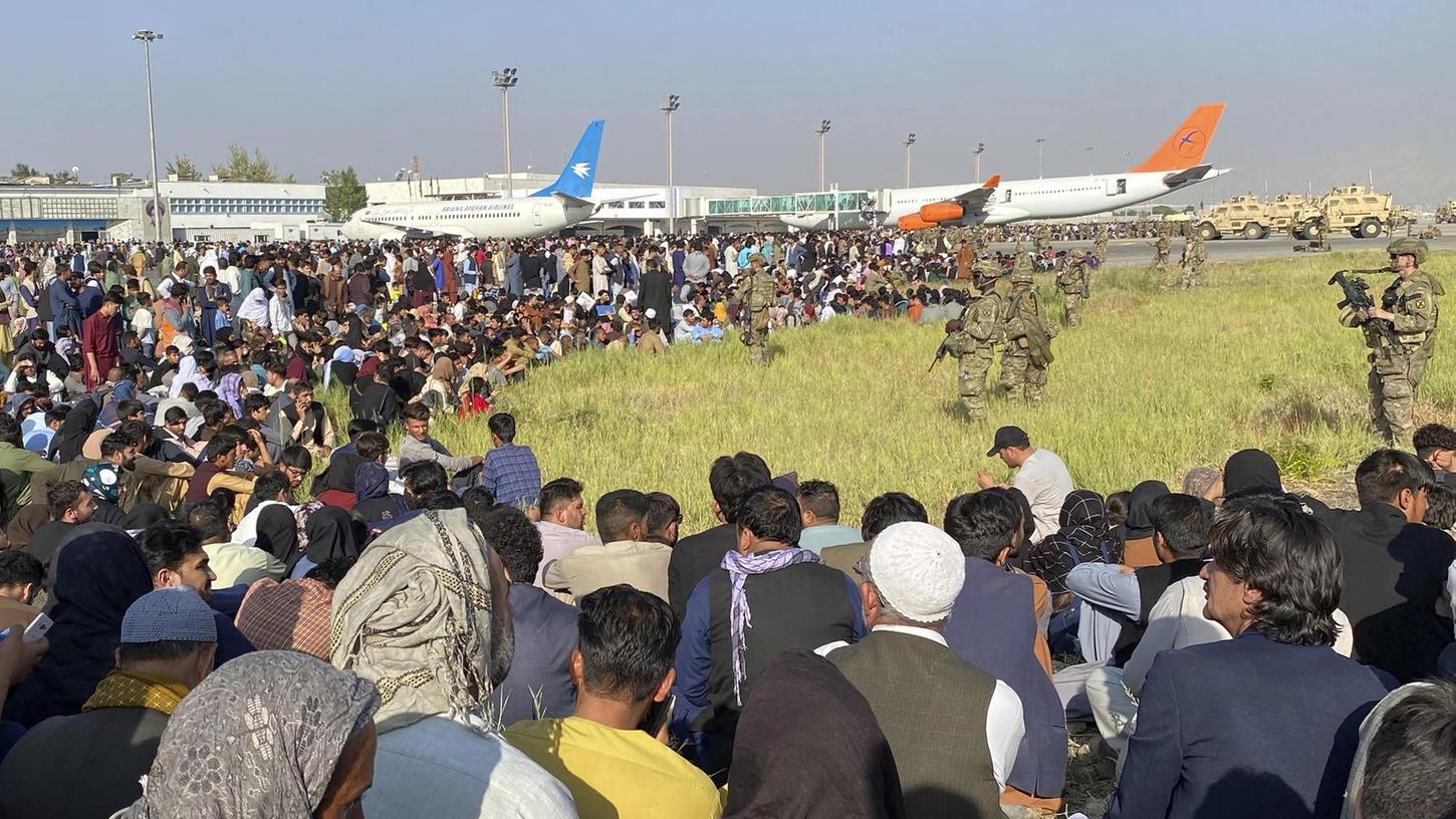 Unzählige Afghanen suchen auf dem Flugplatz in Kabul nach einer Möglichkeit, aus dem Land zu fliehen.