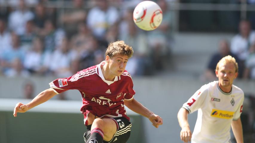 Am ersten Spieltag der Saison 2010/11 sichern Torschütze Jens Hegeler und Raphael Schäfer, der nach Mohamadou Idrissous Ausgleich keinen weiteren Treffer stürmischer Gastgeber zulässt, dem FCN ein 1:1-Remis.