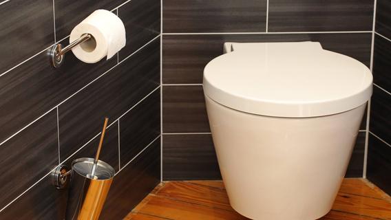 Braune Ablagerungen in der Toilette: So wird das Klo wieder sauber