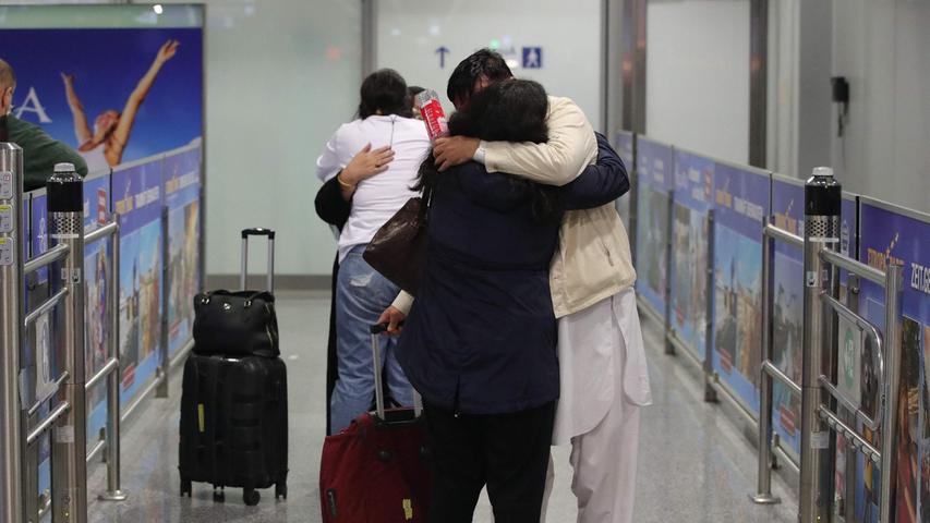 Evakuierung läuft an: Hier landet ein Flieger mit geretteten Afghanen in Frankfurt