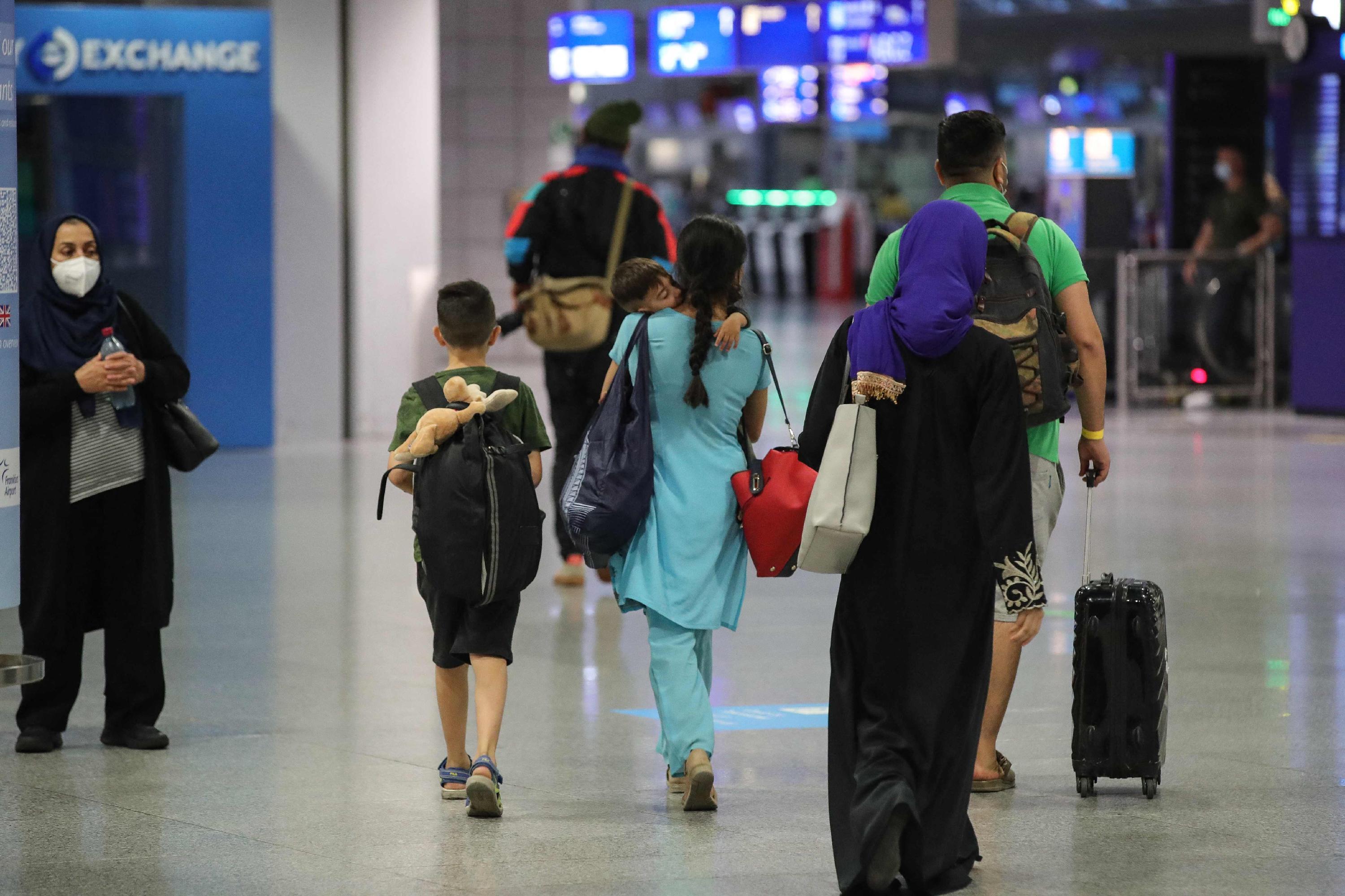 Die Bundeswehr hatte am Dienstag mit einer Luftbrücke zur Rettung von Deutschen und Afghanen begonnen. Mit einem Transportflugzeug wurden 129 Menschen von Kabul in die usbekische Hauptstadt Taschkent geflogen.