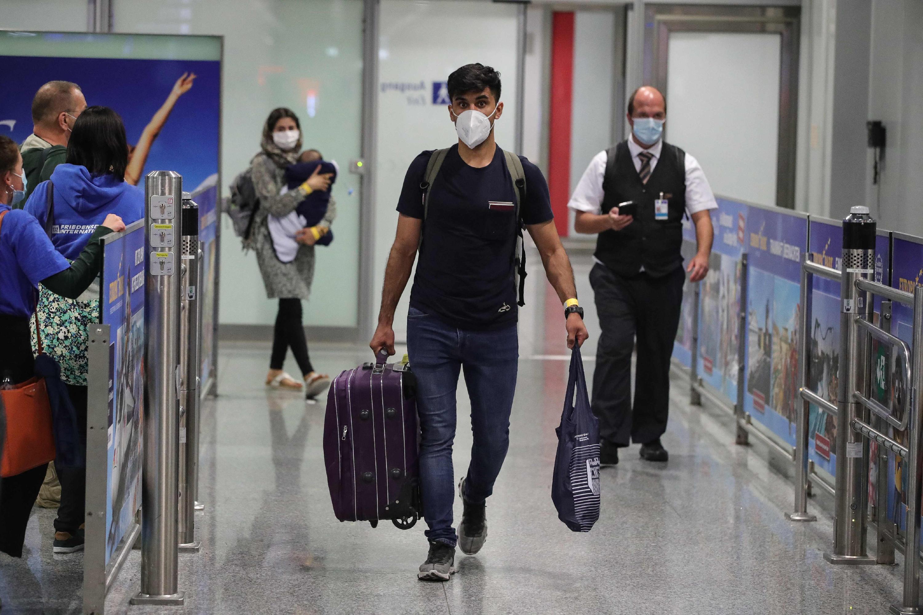 Das Verteidigungsministerium schrieb auf Twitter: "Und wir evakuieren solange es geht weiter."